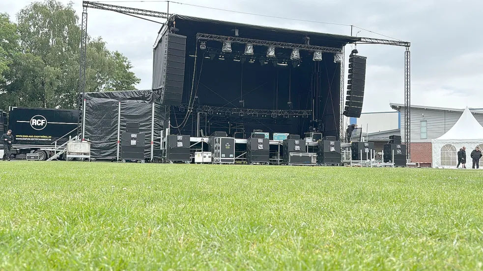 Die Bühne steht bereits auf dem Trainingsplatz in Ramsloh. Foto: Hellmers