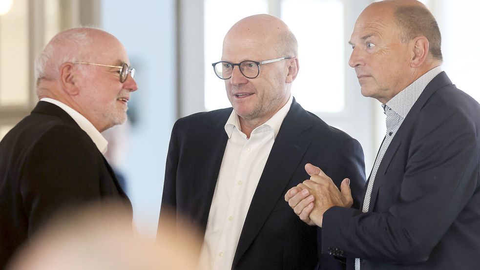 Gute Laune herrschte bei den Kickers-Leuten. Das Foto zeigt (von links) den einstigen Vorsitzenden Günther Schmaler, den aktuellen Klubchef Hendrik Poppinga und Vorstandsmitglied Nils Andersson. Foto: Doden