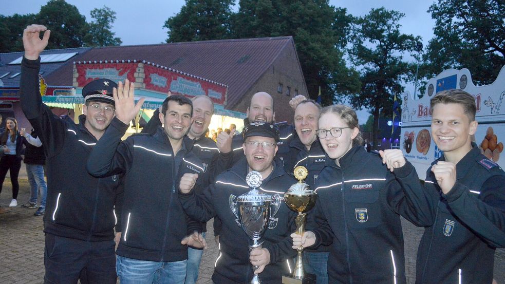 Jubel bei der Freiwilligen Feuerwehr Holte: Nach dem Sieg beim eigenen Schnelligkeitswettkampf triumphierte man auch beim Wettbewerb in Burlage. Als Belohnung erhielt man neben einem Sieger- auch einen Wanderpokal. Fotos: Weers