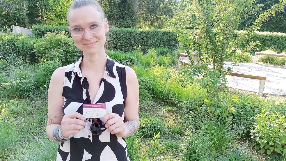 Justine Kleinwächter aus dem Emsland gehört zu den rund 19.300 Menschen in Deutschland, die einen Körperspende-Ausweis besitzen. Foto: Jaspers