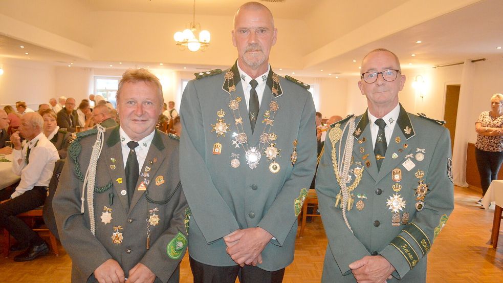 Der Schützenverein Flachsmeer hat einen neuen Kaiser. Es ist Joachim Groen (Mitte). Zu seinen Adjutanten wählte er Thomas Sommer (links) und Dieter Lalk (rechts).