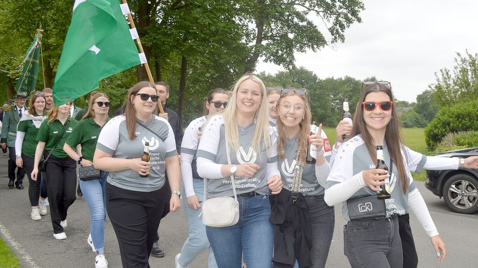 Eine super Stimmung herrschte bei den Teilnehmern nicht nur am Schlusstag des Dorffestes in Burlage. Das Foto zeigt die fröhlichen Mitglieder der katholischen Landjugendbewegung Burlage-Bockhorst-Klostermoor beim Festumzug durch das Dorf. Foto: Weers