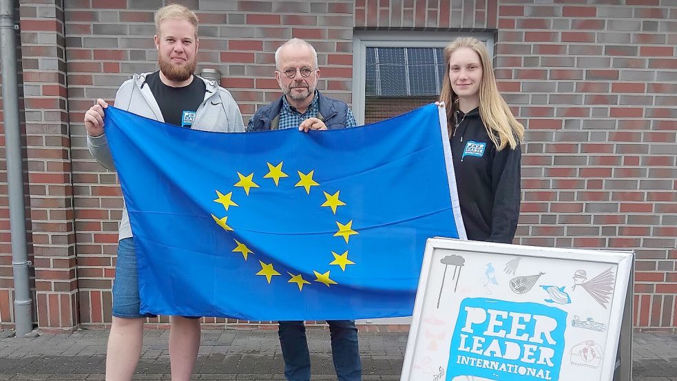 Malte Frederichs (von links), Katja Peper und Harald Kleem von Peer-Leader Ostrhauderfehn setzen sich für ein starkes Europa ein. Foto: Scherzer