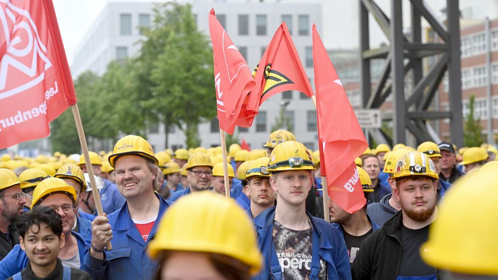 Bereits vergangene Woche standen Beschäftigte der Meyer-Werft mit Fahnen vor dem Werftgelände, nachdem sie bei einer Betriebsversammlung von den Plänen für einen Stellenabbau erfahren hatten. Foto: Penning/DPA