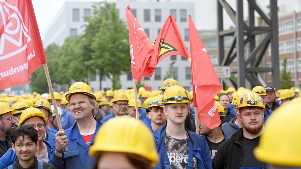 Mitarbeiter der Meyer Werft unmittelbar nach der Betriebsversammlung am Mittwoch. Angesichts einer angespannten finanziellen Lage plant die Papenburger Meyer Werft den Abbau von rund 440 Arbeitsplätzen. Foto: Penning/dpa