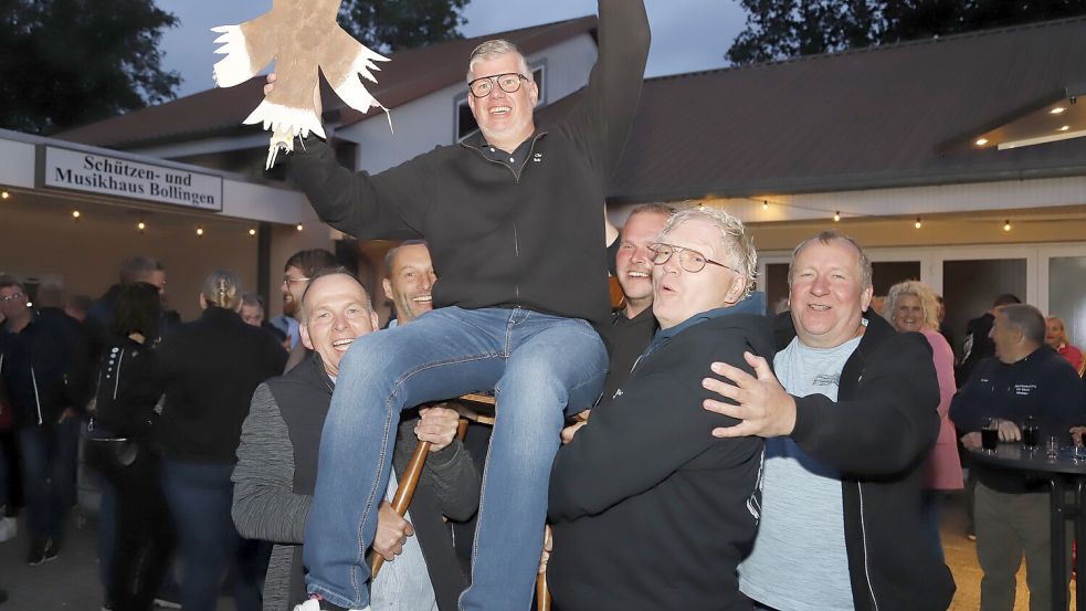 Hoch leben ließen die Grünröcke der Schützenkameradschaft „Friesenkönig Radbod“Bollingen-Bibelte denn neuen König Christian Schwarzien. Foto: Passmann