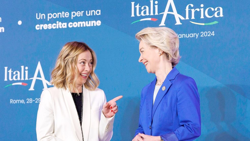 Die italienische Ministerpräsidentin Giorgia Meloni (l) mit der Präsidentin der Europäischen Kommission, Ursula von der Leyen. Foto: Roberto Monaldo/LaPresse/AP/dpa