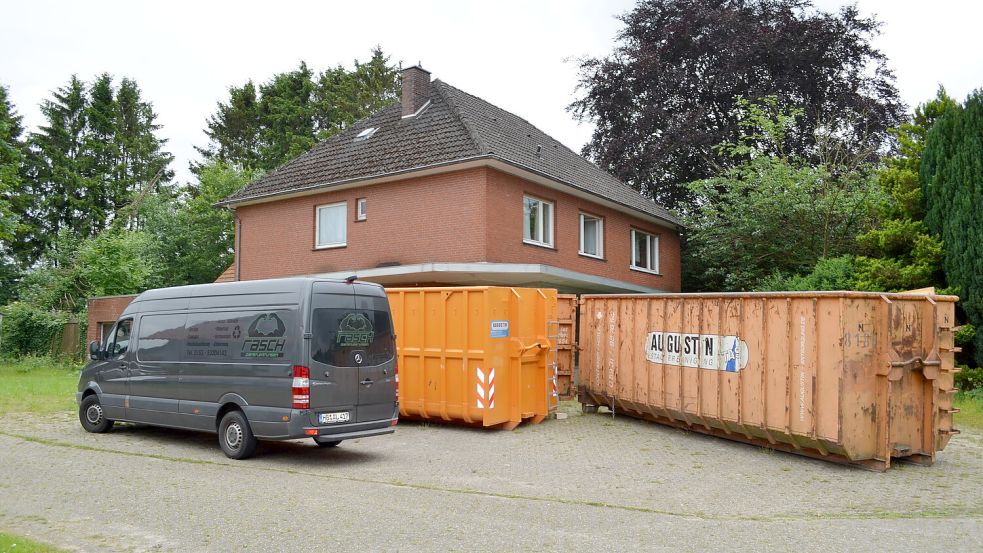 Das ehemalige Geschäftshaus an der Friedhofstraße in Ramsloh, in dem früher die Schwestern Siemer Haushaltswaren vekauften, wird entrümpelt. Ein Unternehmen räumt im Auftrag der Eigentümergemeinschaft das Innere des Gebäudes aus. Zuvor waren Unbekannte dort eingedrungen, die das Haus verwüstet hatten. Foto: Fertig