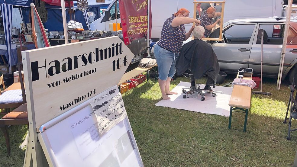 Oldtimerfreunde wollen gut aussehen: Auf dem Teilemarkt konnte man sich im vergangenen Jahr direkt vom Friseurdie Haare schneiden lassen. Foto: Ortgies/Archiv