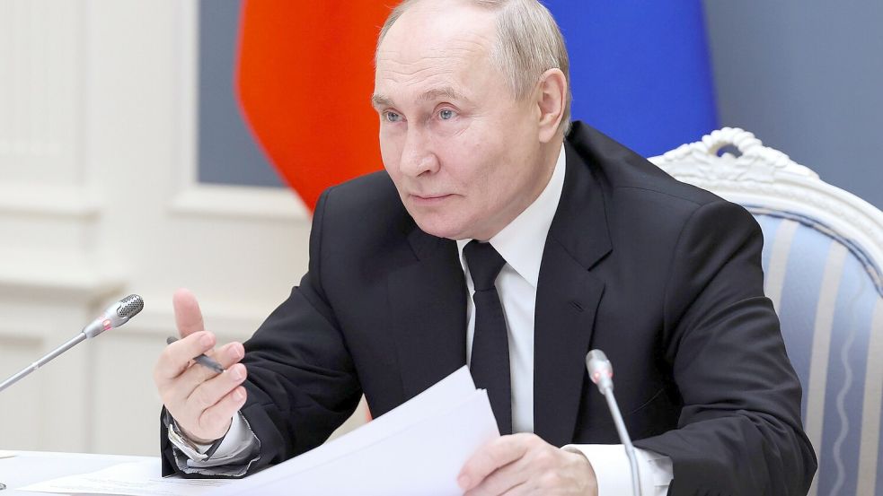 Der russische Präsident Wladimir Putin stellte sich in St. Petersburg den Fragen internationaler Nachrichtenagenturen. (Archivfoto) Foto: Alexander Kazakov/Pool Sputnik Kremlin/AP/dpa