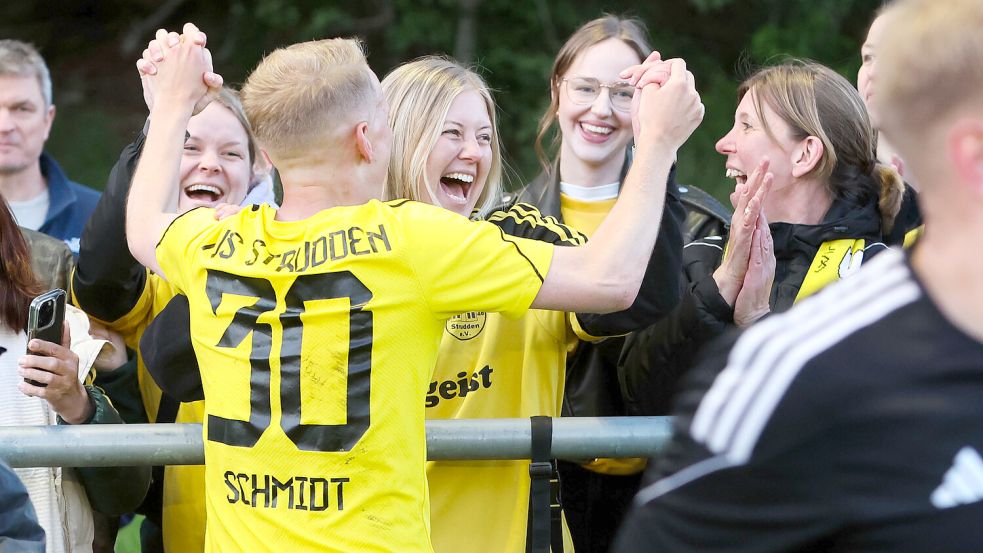 Die Struddener Spieler (hier Felix Schmidt) feierten nach dem Spiel mit ihren vielen Unterstützern. Fotos: Doden/Emden