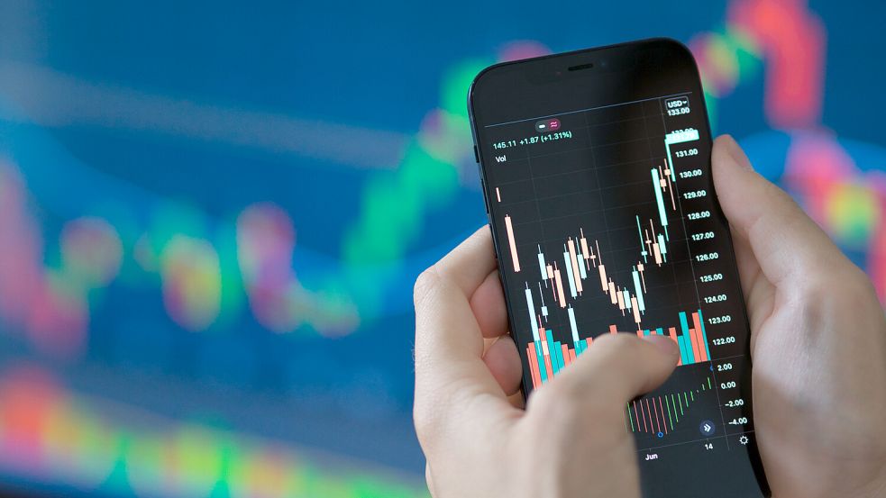 Neobroker wie Scalable Capital oder Trade Republic locken Kleinanleger mit günstigen Gebühren und einfacher Handhabung via Smarthone. Die EU sieht das Geschäftsmodell der Anbieter aber kritisch und will es verbieten. Foto: www.imago-images.de