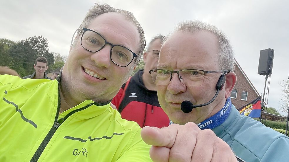 Das Bild zeigt Dirk Hellmers mit Ossiloop-Moderator Heino Krüger. Foto: Hellmers