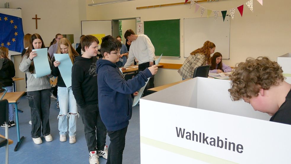 Der Klassenraum als Wahllokal: Rund 350 Jugendliche an der Haupt- und Realschule Saterland nahmen am Donnerstag an der Juniorwahl teil. Foto: Kösters/HRS Saterland