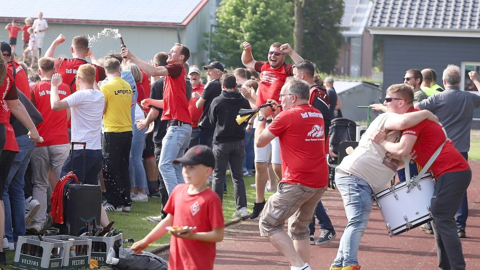 Kann der Anhang des TuS Westerende noch den Aufstieg bejubeln? Falls der TuS am Samstag gewinnt, kann er noch noch hoffen. Dann fällt Mittwoch die Entscheidung. Foto: Gronewold