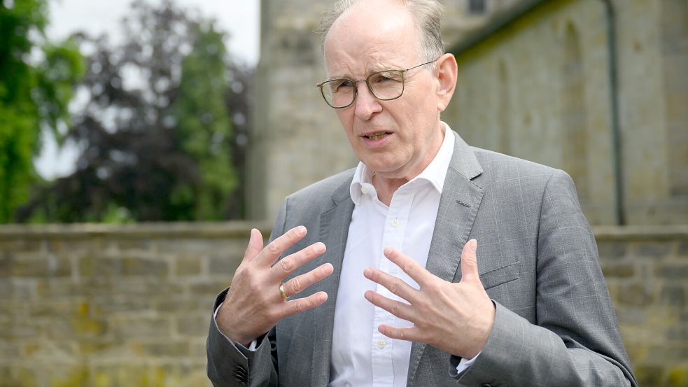 Landesbischof Ralf Meister am Rande der Landessynode der Evangelisch-lutherischen Landeskirche Hannovers im Kloster Loccum. Foto: dpa/Julian Stratenschulte