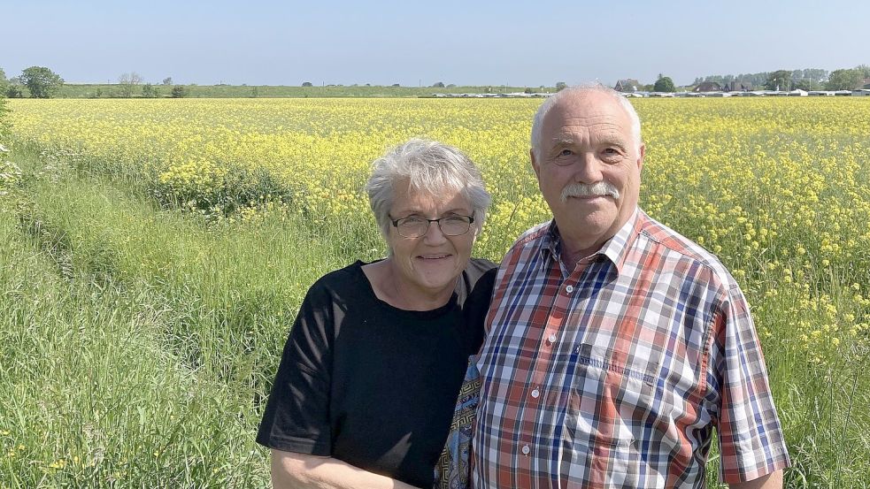 Das ist mal ein Ausblick: Von ihrer Wohnung aus können Ingeborg und Günter Lendzian über ein blühendes Rapsfeld bis hin zum Schlafdeich zwischen Carolinensiel und Harlesiel gucken. Foto: Oltmanns