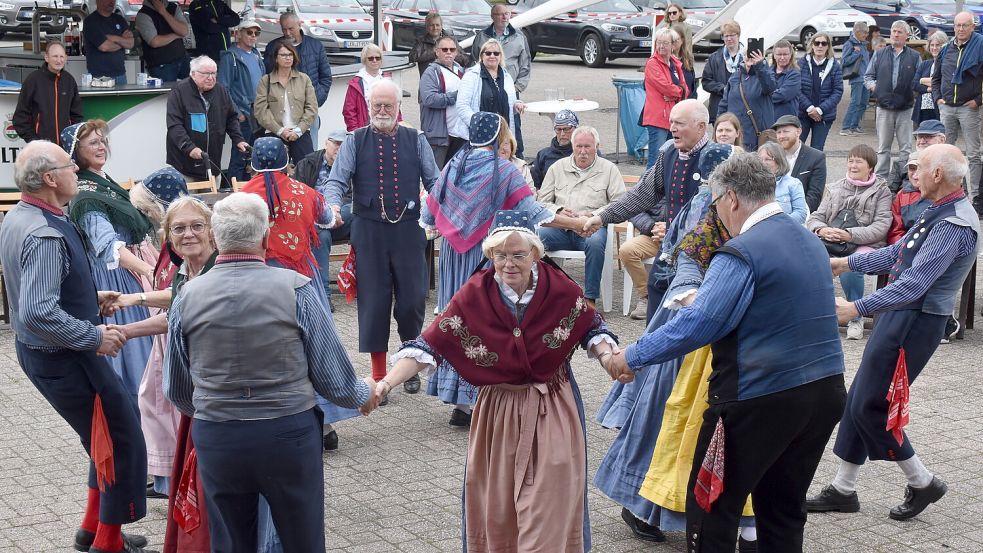 Die Volkstanzgruppe Saterland führte in traditionellem Gewand mehrere deutsche und ausländische Tänze bei den Perlen der Region auf. Foto: Zein