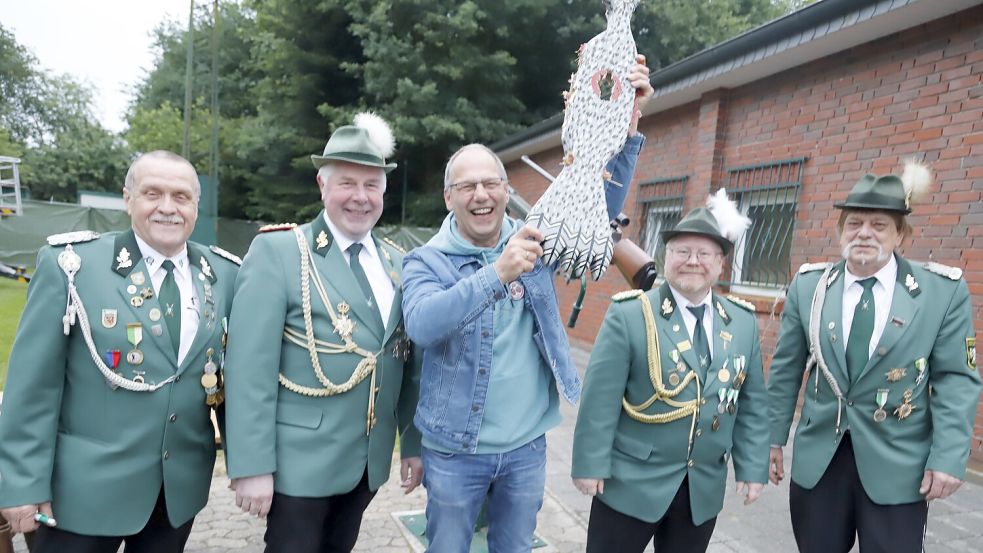 Stolz hält der neue König des Schützenvereins Sedelsberg, Egbert Weinobst (Mitte), den Rumpf des Adlers in die Höhe. Sehr zur Freude von (von links) Norbert Neitzel, Dr. Heinrich Norrenbrock, Andreas Tieke und Josef Stadtsholte. Foto: Passmann