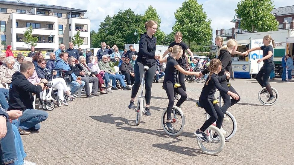 Am Sonntagmittag zeigten die Mitglieder der Einrad-Abteilung (Akeitu) vom Turnverein Bunde ihr ganzes Können auf dem Marktplatz. Foto: Scherzer