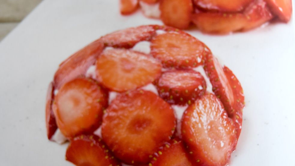 Nur ein Viertel der Erdbeeren landet püriert in der Creme. Der Rest wird geschnitten und dient als fruchtige Dekoration. Foto: Timo Lutz Werbefotografie