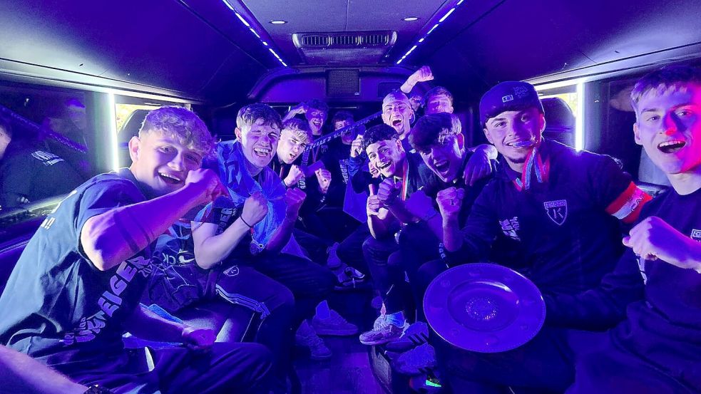 Die Emder A-Junioren feierten ihren Titelgewinn unter anderem in einem Partybus. Foto: Privat
