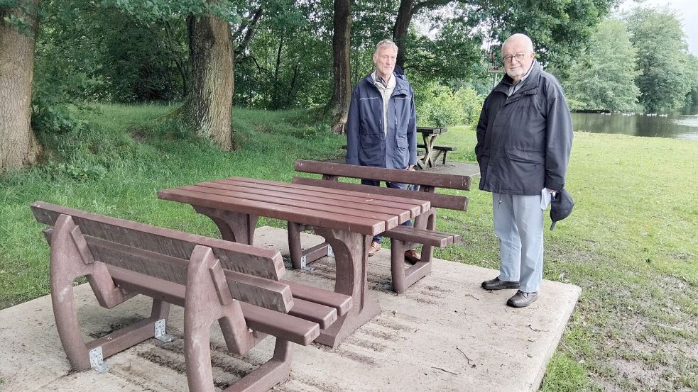 Ortsrat Heinz Giermanns (links), Bürgermeister Jörg Furch und sieben weitere Westrhauderfehner Ortsräte arbeiten daran, den Hahnentanger See attraktiver zu machen. Zwei neue Tisch-Sitz-Kombinationen gibt es bereits. Foto: Scherzer