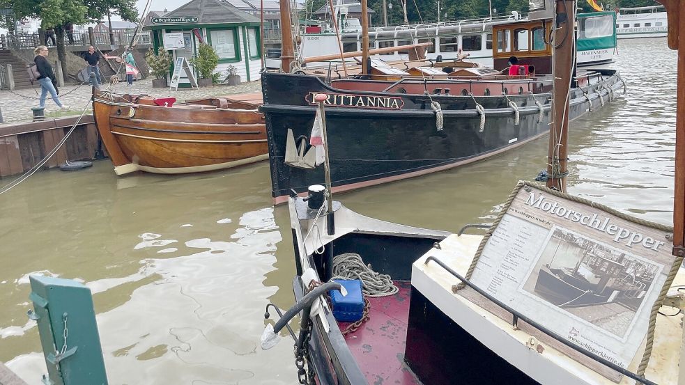 Im Museumshafen kann man alte Schiffe besichtigen und den Blick über den Hafen schweifen lassen. Foto: Nording