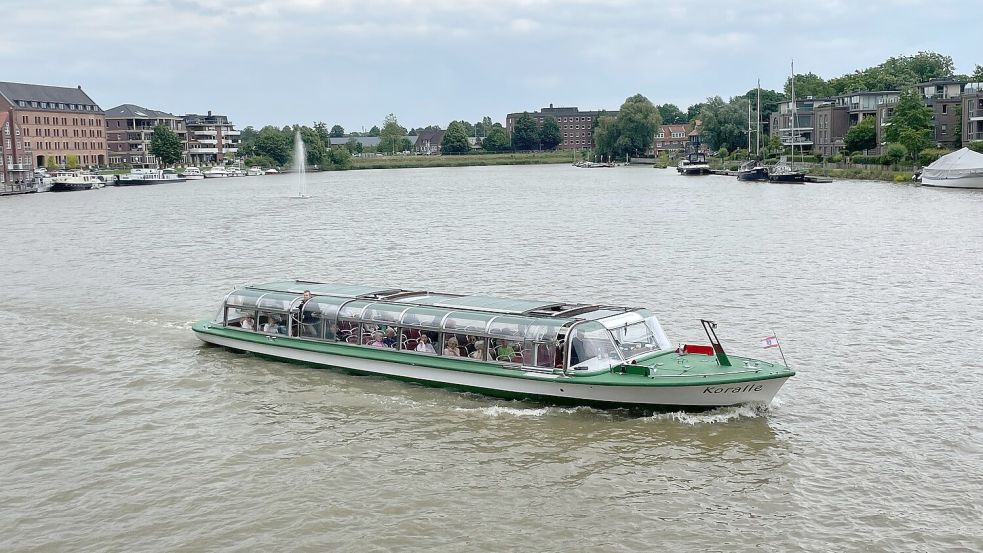 An die Schulter des Liebsten geschmiegt, kann man romantisch mit der "Koralle" durch den Hafen schippern. Foto: Nording