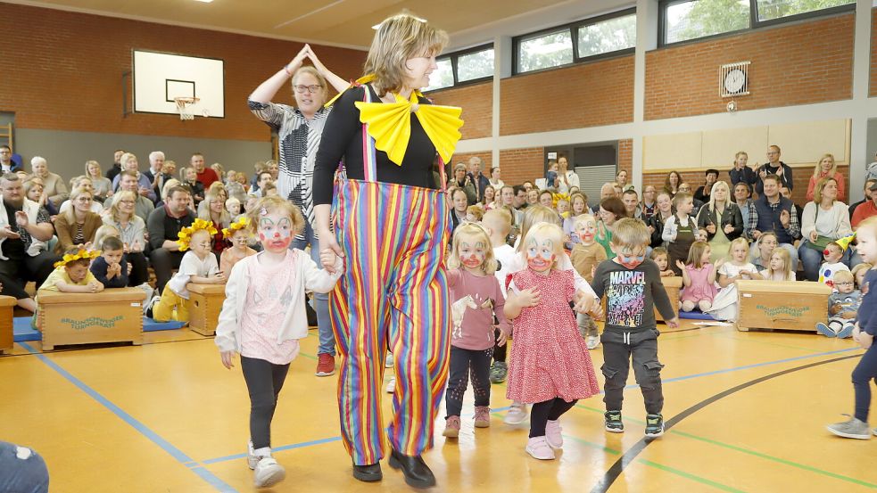 Die Kinder der KiTa und Kinderkrippe St. Marien Hakebrügge erfreuten die begeisterten Eltern und Großeltern mit Zirkusnummern. Foto: Passmann