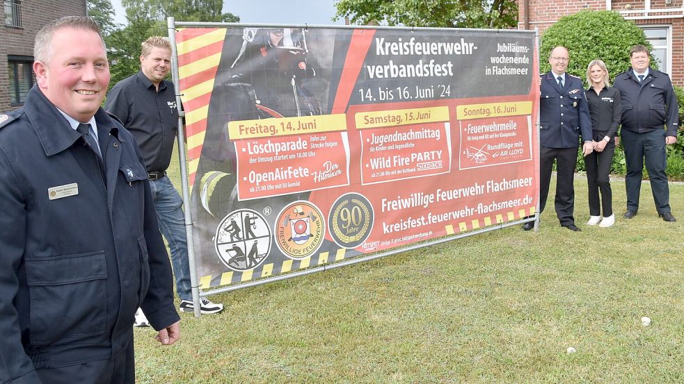 Das Foto zeigt (von links) Andre Westermann, Ortsbrandmeister der Feuerwehr Flachsmeer, Holger Schütte, Gastronom aus Ihrhove und Festwirt am Jubiläumswochenende, Rainer Korfe, stellvertretender Gruppenführer der Feuerwehr Flachsmeer, Jana Wienekamp, Gastronomin und Festwirtin am Jubiläumswochenende, und Onno Walker, stellvertretender Ortsbrandmeister der Feuerwehr Flachsmeer. Foto: Ammermann