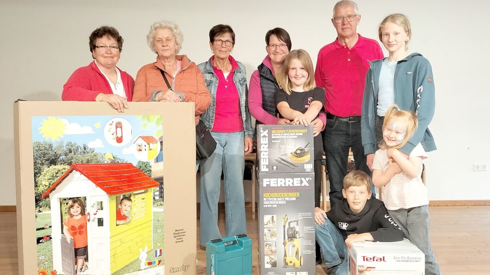 Preisübergabe beim Familienfest (von links): Hedwig Oltmanns, Elisabeth Olling, Vorsitzende Rosa Strohschnieder, Tanja Oltmanns und Tochter Tabea, Stellvertreter Georg Wallschlag, daneben Greta Kramer – unten Joost und Edda Kramer.