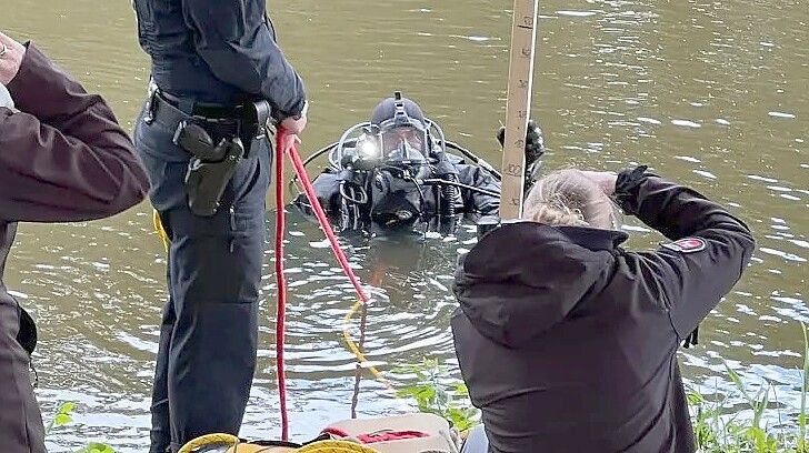 Taucher haben am Dienstag, 11. Juni 2024, die Ems durchsucht. Sie suchten nach Hinweisen auf eine Gewalttat. Foto: Marco Schlösser