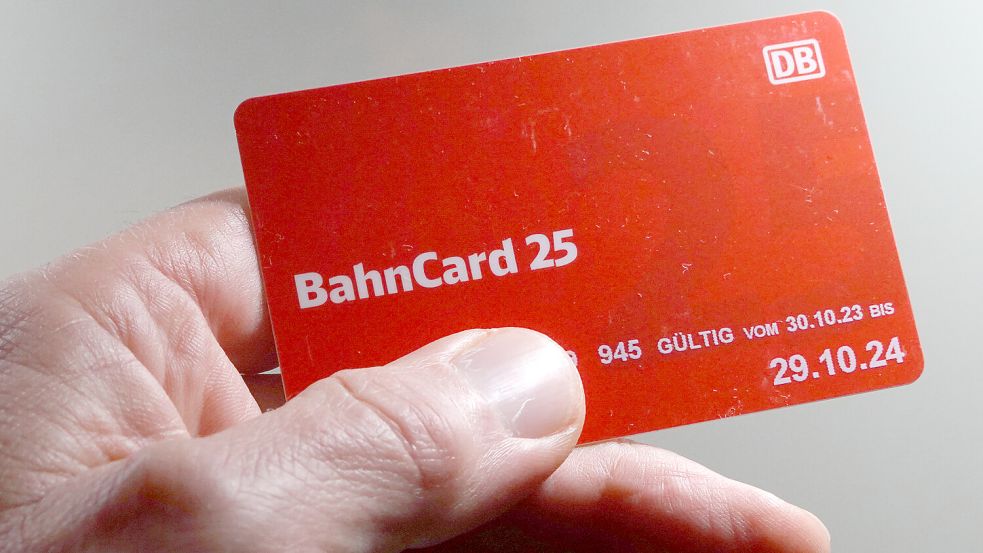 Dieses Format der Bahncard wird bald abgeschafft. Foto: dpa | Martin Schutt