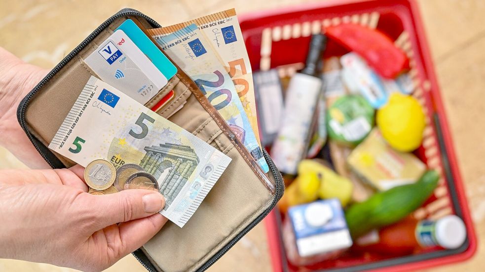 Menschen können sich für einen Euro weniger leisten. Foto: Patrick Pleul/dpa
