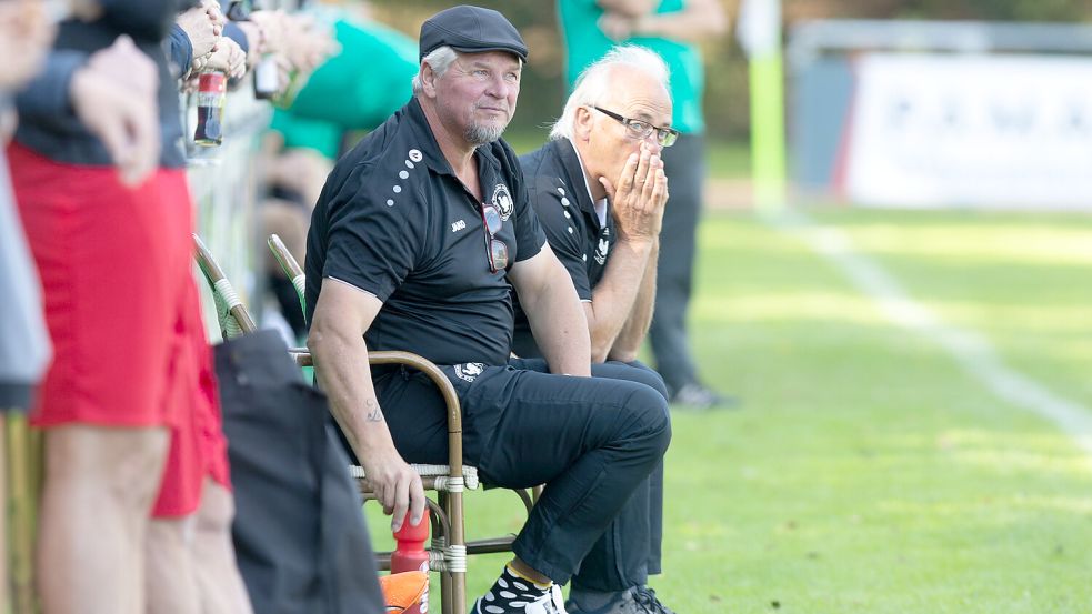 Das Trainerteam Jürgen Zimmermann (links) und Detlef Nietsch freut sich über zwei neue Spieler. Foto: Doden/Emden