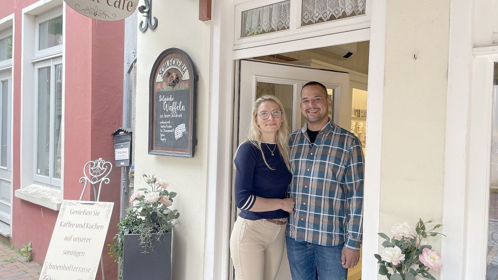 Marta und Mathias Baur betreiben seit 2018 das Antik Café in der Brunnenstraße in Leer. Fotos: Nobel