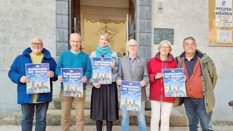 Über das Programm der Kulturnacht informierten (von links) Stadtpastor Ralph Knöfler, Michael Fischer (Pastoraler Koordinator der katholischen Pfarreiengemeinschaft), Pastorin Carolin Springer sowie Mennoniten-Pastor Martin Kaminski, Kirchenrätin Insa Jansen und Ingo Jansen vom Vorstand des Fördervereins „Freunde der Mennonitenkirche Leer“. Foto: Dübbel