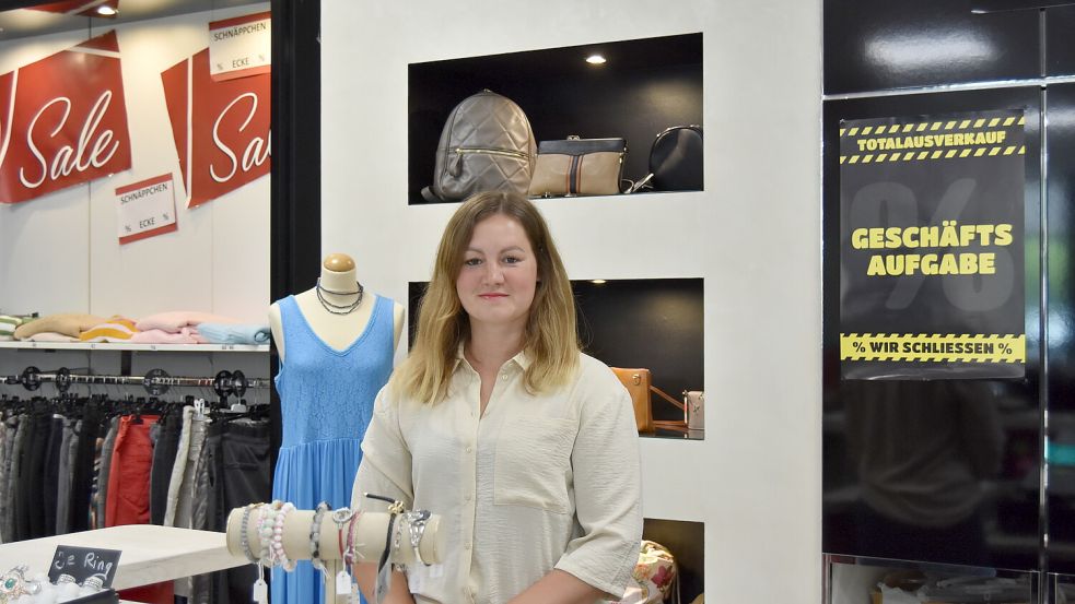 Inhaberin Lena Büntjen möchte sich einer neuen Herausforderung stellen und schließt ihre Damen-Boutique. Fotos: Prins