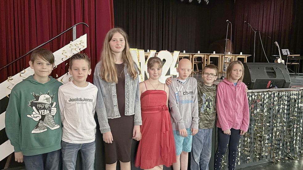 An der Erich-Kästner-Schule freuen sich diese Schüler der 5.Klasse auf ihren Auftritt. Sie eröffnen die Abschlussfeier musikalisch mit dem Cup-Song. Foto: Kruse