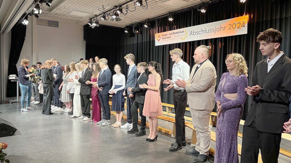 Die Klasse 10R2 an der HRS Saterland erhält ihre Abschlusszeugnisse. Foto: Fertig