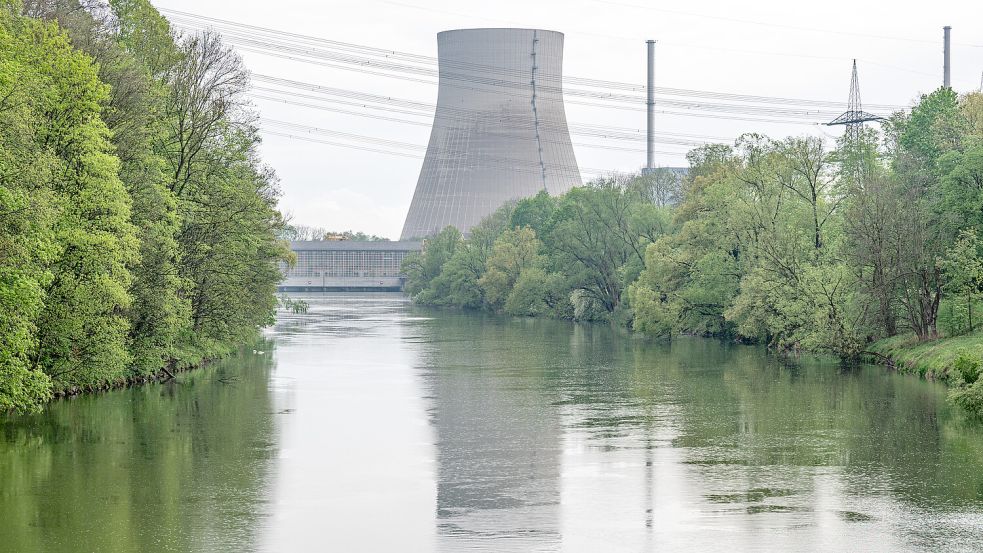 Kühlturm des stillgelegten Kernkraftwerks Isar 2: Foto: dpa/Armin Weigel