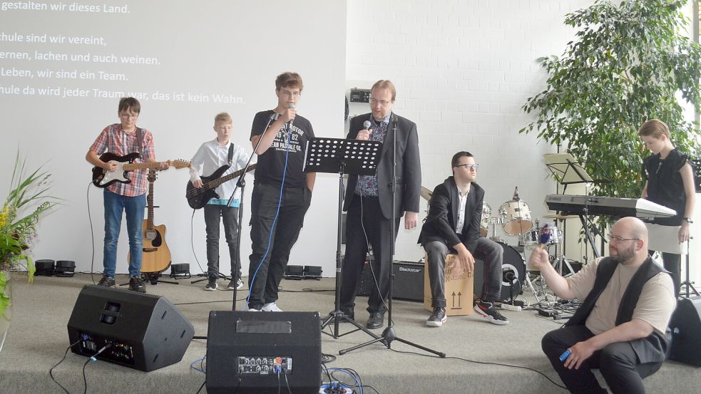 Die Schülerband der Schule am Patersweg Ihren präsentierte auf der Entlassfeier das Lied „Paterssong 2.0“. Dafür erhielt man tosenden Applaus. Foto: Weers