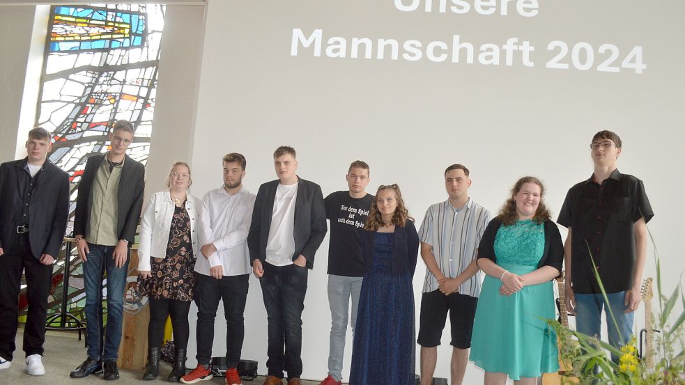 Wie Fußballstars gefeiert wurden elf Mädchen und Jungen auf der Entlassfeier der Schule am Patersweg in Ihren. Auf dem Foto fehlt ein Absolvent. Foto: Weers