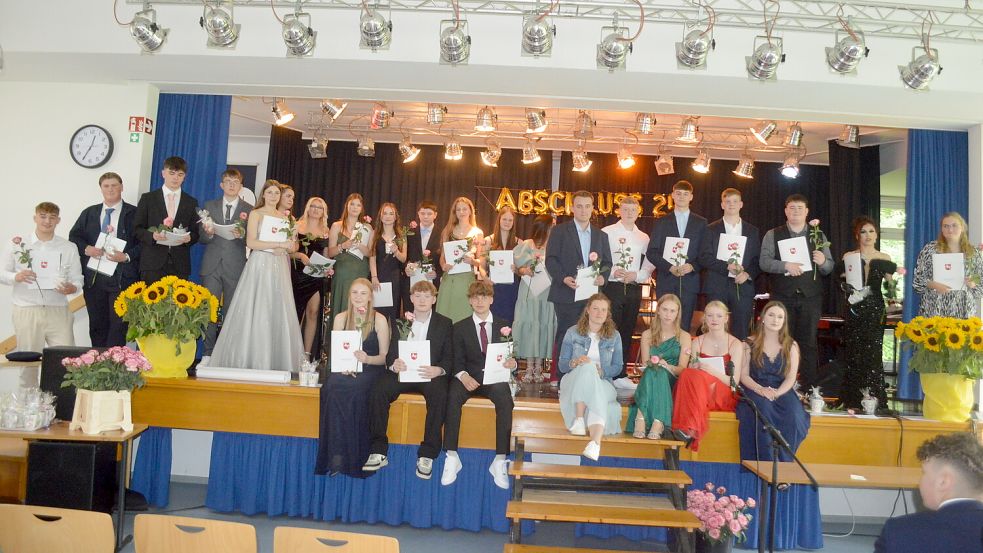 Am Schulzentrum Collhusen erhielten insgesamt 150 Schüler und Schülerinnen der Haupt- und Realschulklassen ihre Zeugnisse. Das Foto zeigt die Realschulklasse 10a. Foto: Weers