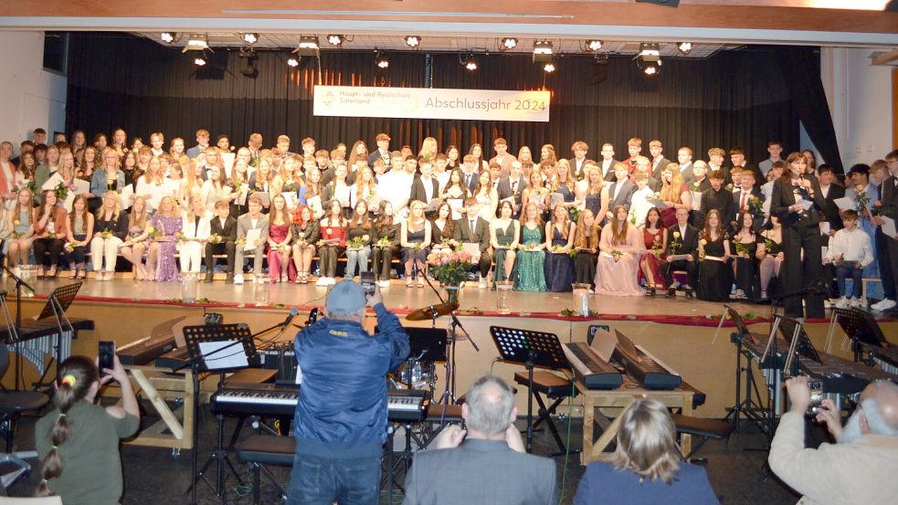 Ein letztes Mal für das Gruppenbild auf der Bühne kam der Abschlussjahrgang nach der Zeugnisverleihung zusammen. Viele Eltern nutzten die Gelegenheit für ein Erinnerungsfoto. Foto: Fertig