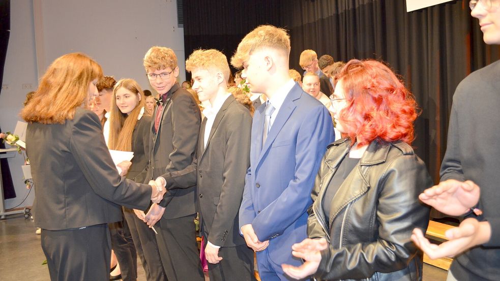 Hier nimmt die Klasse 10R3 aus der Hand von Schulleiterin Astrid Fedorowicz ihr Abschlusszeugnis entgegen. Foto: Fertig