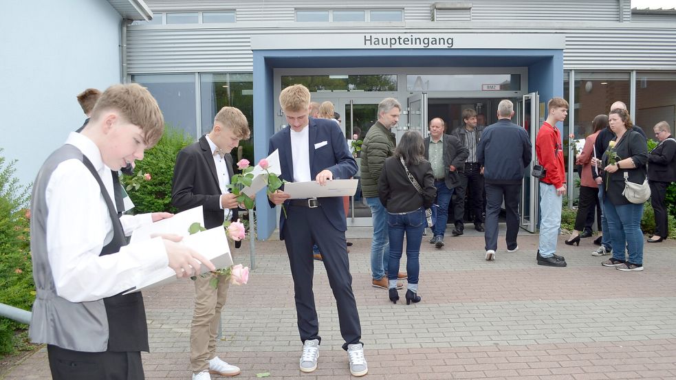 Nach der Feier konnte man sich im Freien vor dem Schulgebäude das soeben erhaltene Zeugnis detailliert ansehen. Foto: Fertig