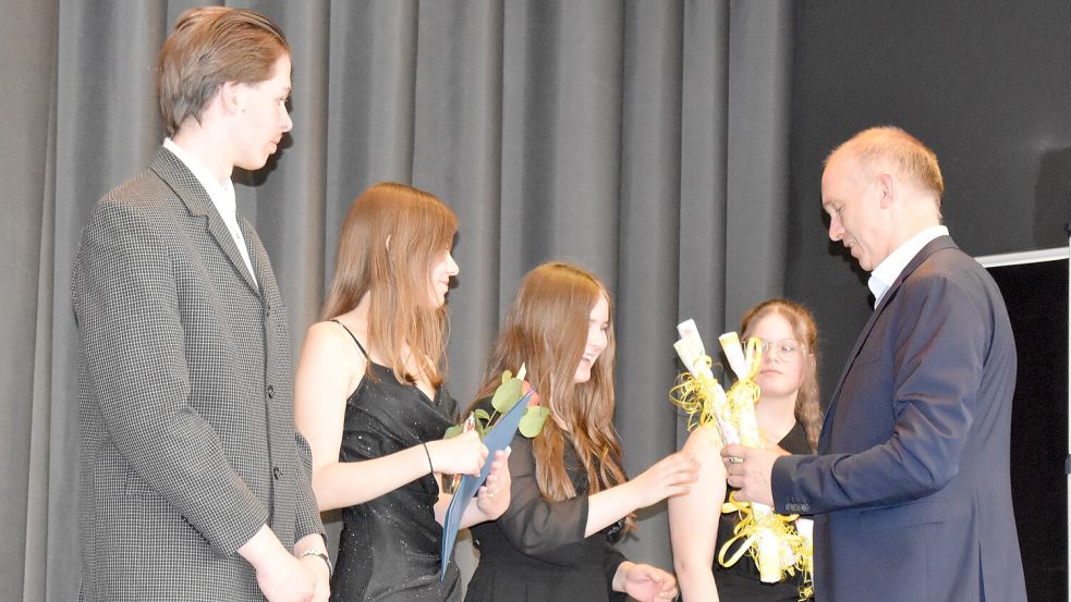 Schulleiter Ludger Mählmann (rechts) ehrte die Klassenbesten: (von links) Jesse Rebel (R10a), Fenna Seemann (R10b), Alexandra Kriwega (H9) und Dana Thomßen (H10). Fotos: Zein