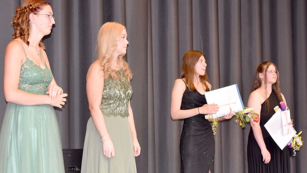 Den Sozial-Oscar für ihr großes Engagement während ihrer Schulzeit erhielten die Schüler (von links) Mathilda Krummen, Merle de Freese, Fenna Seemann und Dana Thomßen.